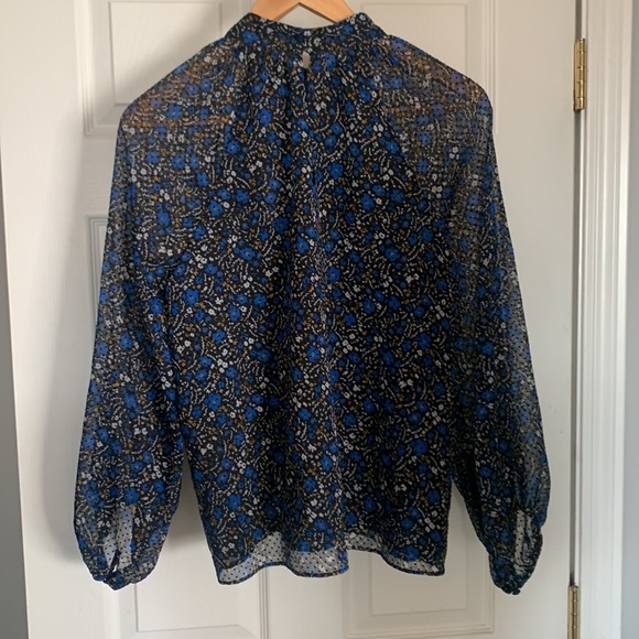 NWT Banana republic blue floral size medium with keyhole in the back blouse new - Picture 3 of 6